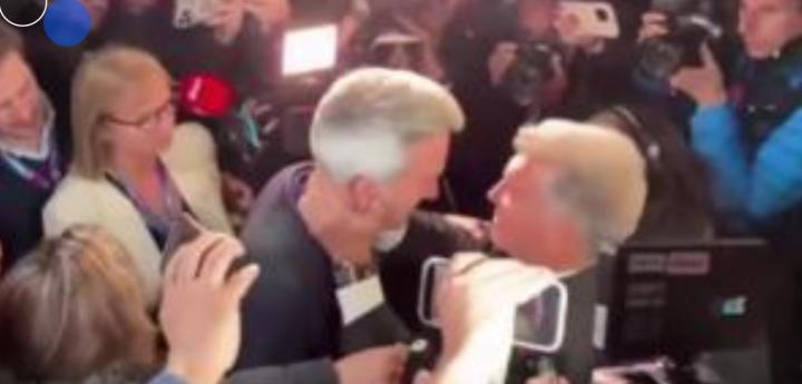  丰特败选后走向拉波尔塔，两人相拥高喊巴萨万岁；去赢欧冠，成为选举夜最暖心一幕。 体育新闻 丰特败选后走向拉波尔塔，两人相拥高喊巴萨万岁；去赢欧冠，成为选举夜最暖心一幕。 体育新闻