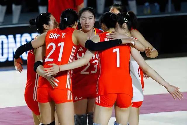  中国女排战略转向明显；三大关键位置补强到位，老将重返带来稳定力量，冲刺奥运门票信心十足。 体育新闻