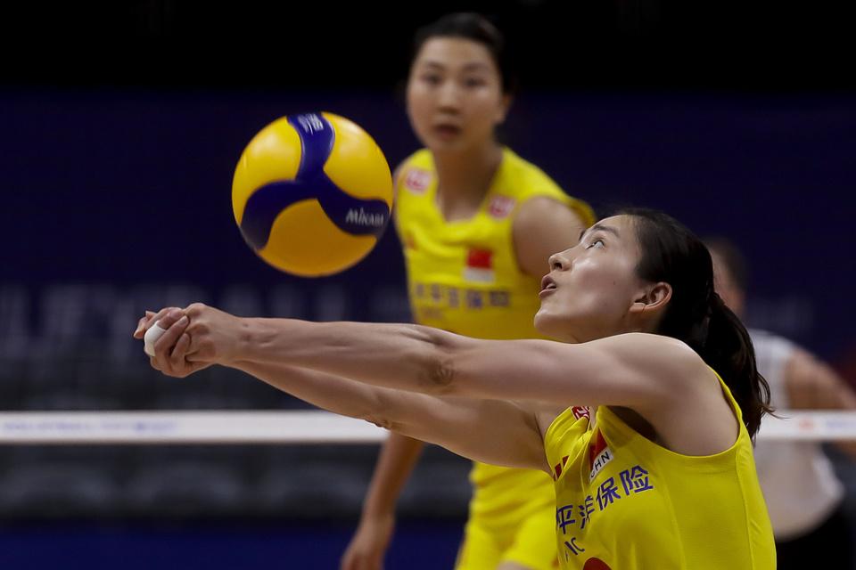  中国女排战略转向明显；三大关键位置补强到位，老将重返带来稳定力量，冲刺奥运门票信心十足。 体育新闻