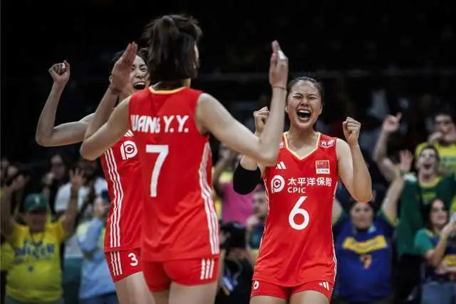  中国女排战略转向明显；三大关键位置补强到位，老将重返带来稳定力量，冲刺奥运门票信心十足。 体育新闻