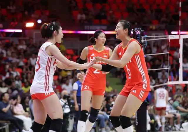  中国女排战略转向明显；三大关键位置补强到位，老将重返带来稳定力量，冲刺奥运门票信心十足。 体育新闻