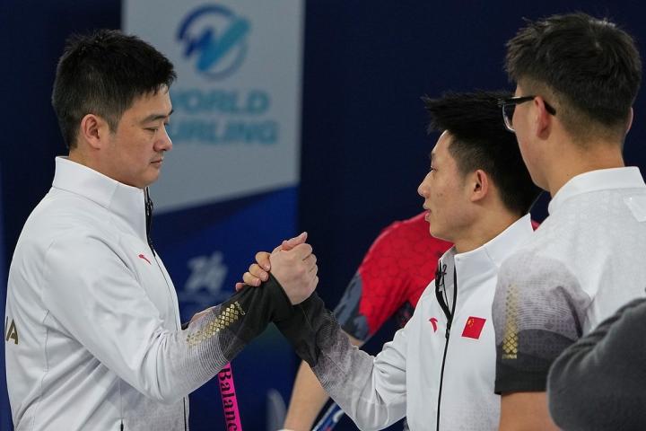  中国男子冰壶队即将征战世锦赛，阵容调整引关注；许静韬遗憾缺阵，于森接棒一垒位置。 体育新闻