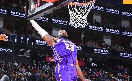  詹姆斯高效输出，湖人客胜火箭；岁月不改锋芒，暴扣重现巅峰时刻。 体育新闻