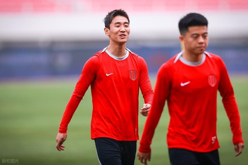  【战术解码】成都蓉城登顶背后的效率革命：外援配置与空间重构的深度解析 体育新闻